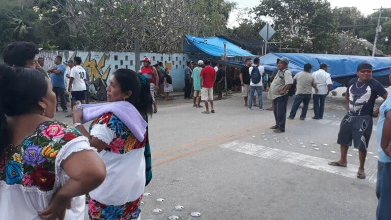 Ven artesanos lejana la liberación de la ruta Mérida-Cancún, por resistencia del INAH a entablar diálogo