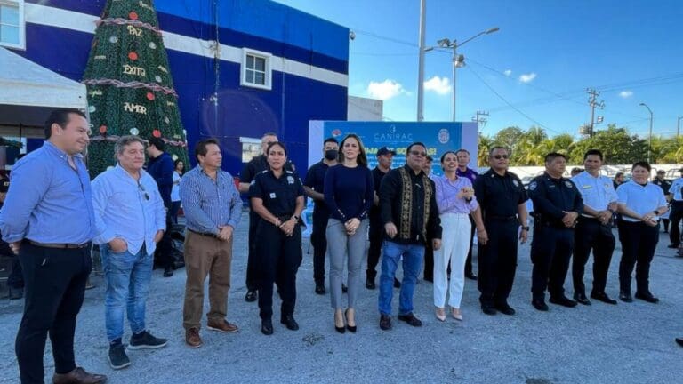 Restauranteros de Canirac repartieron juguetes y roscas a niños de Cancún