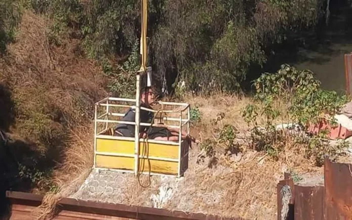 Rescatan con grúa a hombre que cayó al Gran Canal en Tecámac