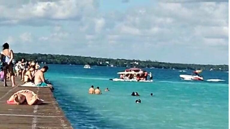 Se hunde embarcación en la laguna de Bacalar, por exceso de pasajeros Se hunde embarcación en la laguna de Bacalar, por exceso de pasajeros