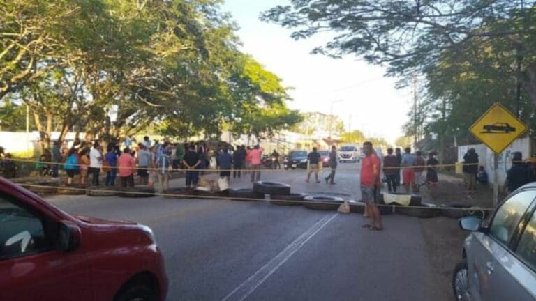 Bloquean artesanos ruta hacia Chichén Itzá
