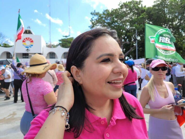 Acude Mayuli Martínez a movilización en defensa del INE; critica a quienes aprobaron el plan B