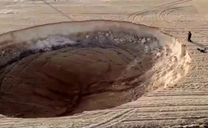 VIDEO Aparece nuevo cráter en provincia de Turquía; mide 100 metros de diámetro