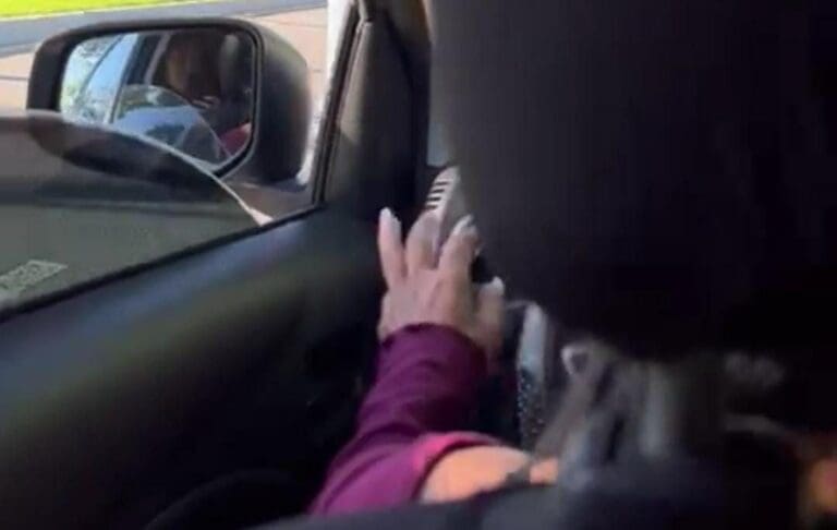 Conductora de Uber acosada por taxistas fue llevada ante el juez y su auto enviado al corralón