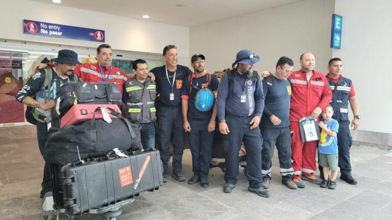 Regresan rescatistas a Cancún luego de haber ayudado en Turquía; salvaron dos vidas