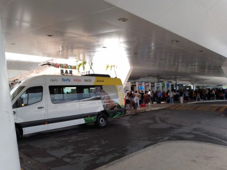 Ni quien detenga a ‘enganchadores’ de transporte en el Aeropuerto Internacional de Cancún