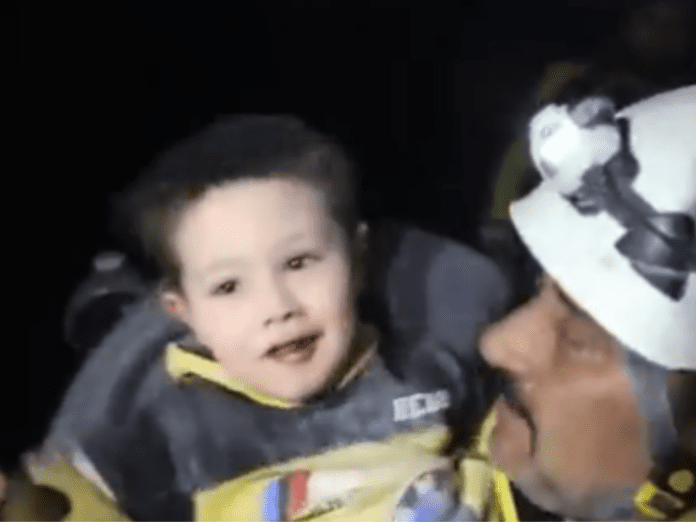 ¡Hermoso! Un bebé sonríe al ser rescatado de los escombros en Siria
