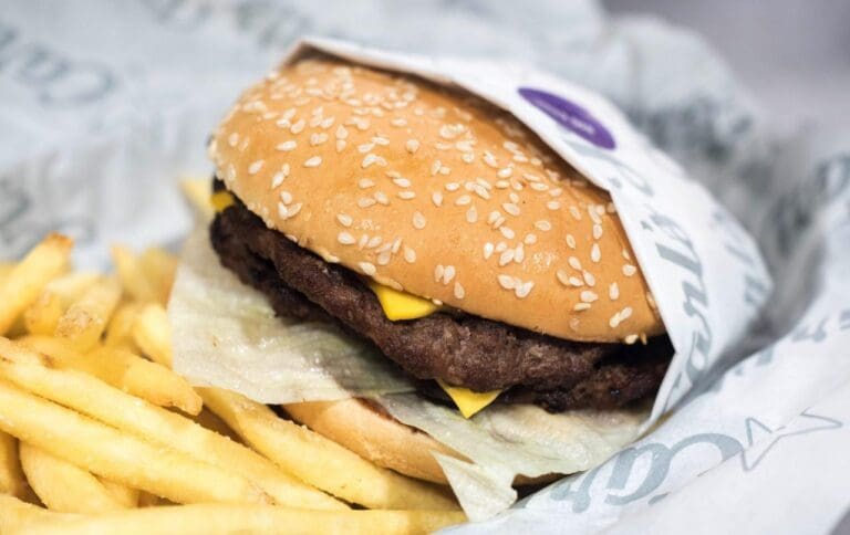 VIDEO: Exhiben hamburguesa de Carl’s Jr que “incluía” cucaracha VIDEO: Exhiben hamburguesa de Carl’s Jr que “incluía” cucaracha