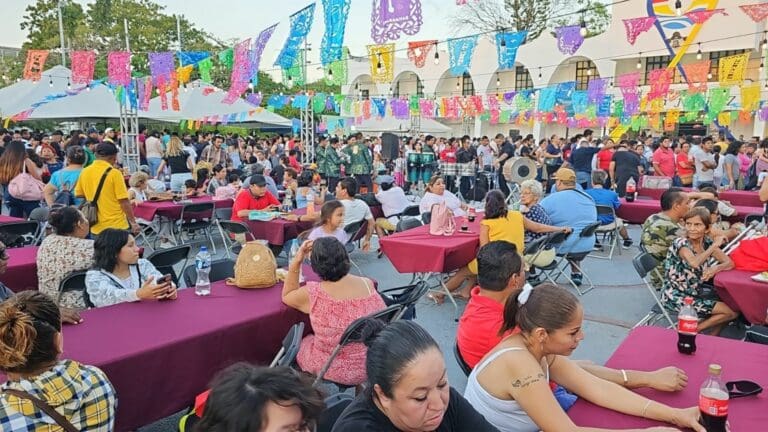 Disfrutan miles de cancunenses del Día del Taco; llegó más gente de la esperada