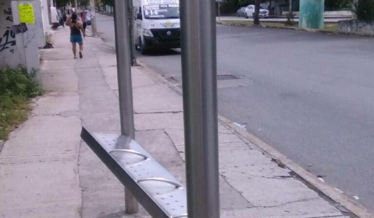 En muy mal estado se encuentran algunos de los paraderos de Cancún, los cuales están concesionados a una empresa.