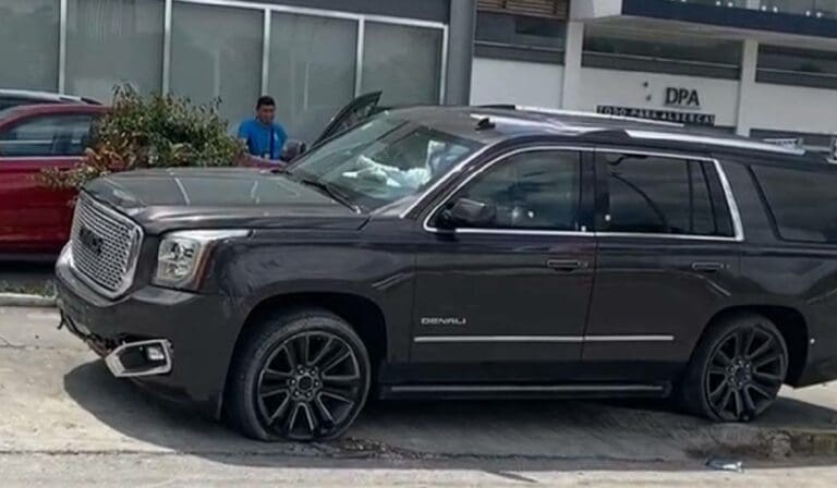 Hallan camioneta de lujo baleada en el bulevar Colosio de Cancún