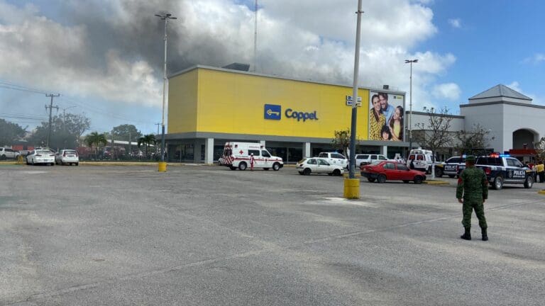 Incendio consume sucursal de Coppel de la Región 512 de Cancún