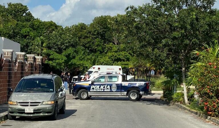 Ejecutan a una mujer a bordo de su vehículo en el fraccionamiento Santa Fe de Cancún