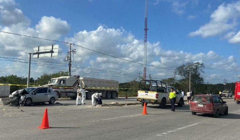 Deja un muerto y dos heridos aparatoso choque en la avenida López Portillo de Cancún