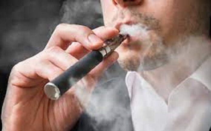 Continúa venta de cigarros electrónicos pese a prohibición