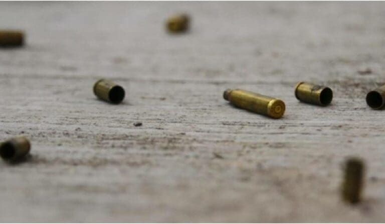 Incendian dos volquetes y surgen balaceras en Bonfil