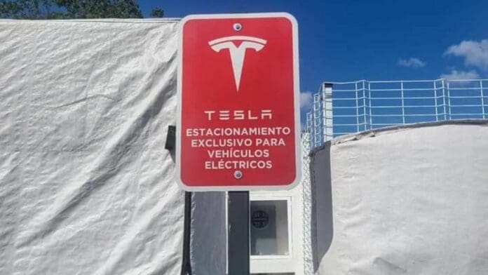 Instalan estación de recarga Tesla en la autopista Cancún - Mérida