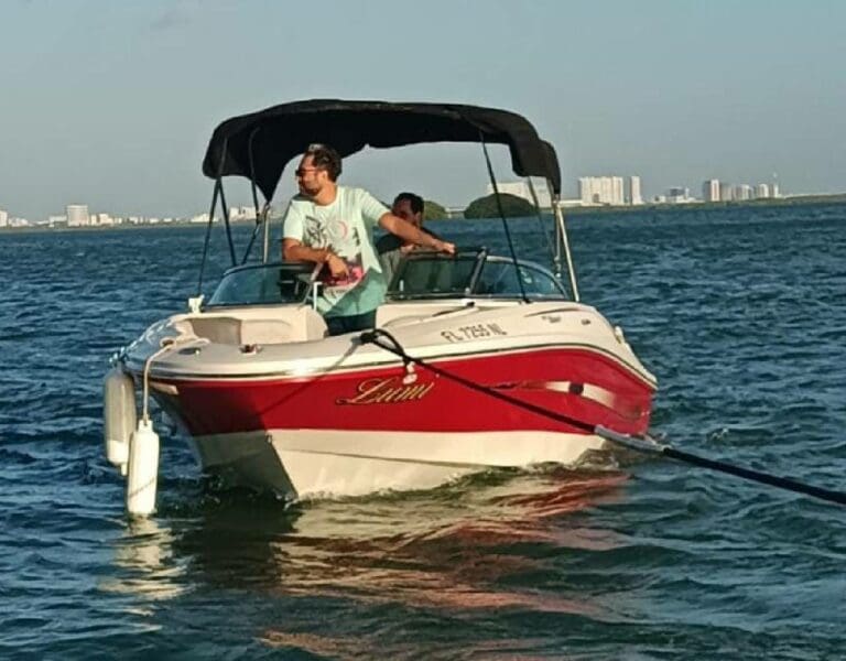 Rescatan a tres personas cuya embarcación quedó varada en la laguna Nichupté de Cancún