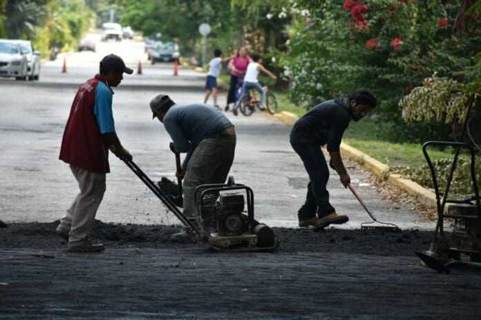 Recibe mantenimiento permanente la red vial de Puerto Morelos