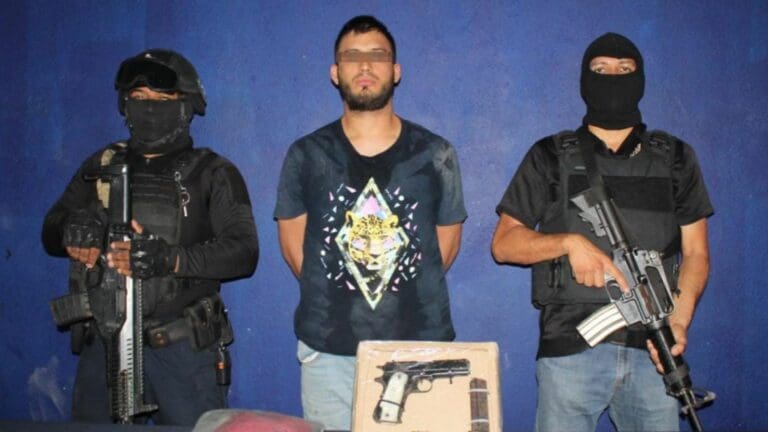 Detienen a presunto narcomenudista en una obra en construcción en Cancún 