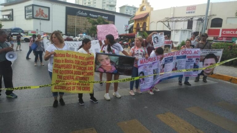 Madres Buscadoras Quintana Roo AC bloquean y marchan en Zona Hotelera de Cancún