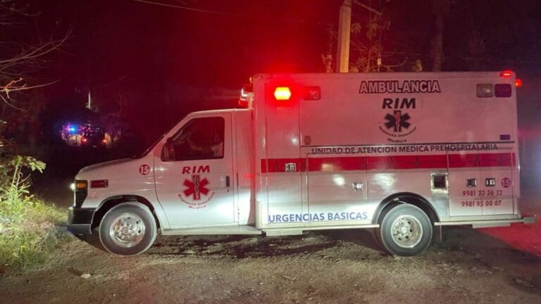 La noche de este sábado, un hombre fue ejecutado a balazos en una camino de terracería que se ubica en la colonia Tres Reyes en Cancún.