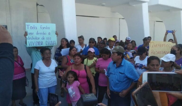 Habitantes de colonias irregulares de Cancún protestan frente al Ayuntamiento