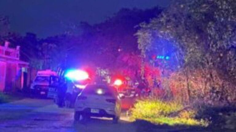 Balean a dos hombres en moto en Cancún; uno muere al instante