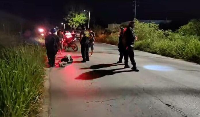 Embiste auto a un hombre a bordo de su triciclo Embiste auto a un hombre a bordo de su triciclo en Felipe Carrillo Puerto