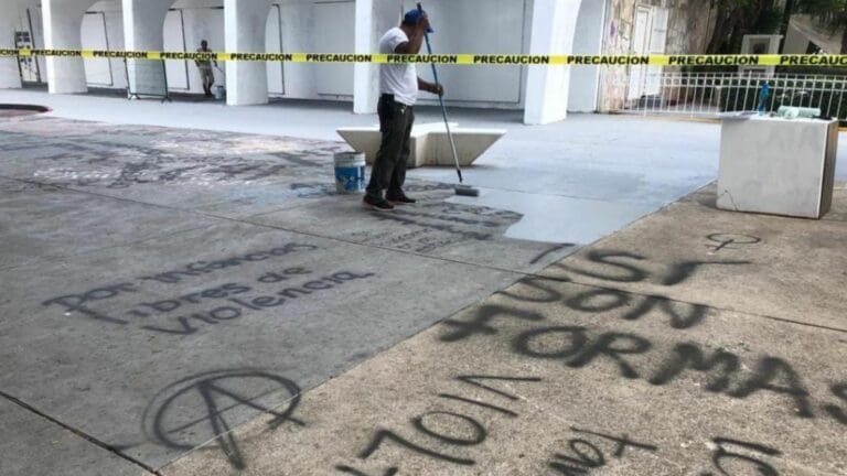 Borran pintas feministas de la Plaza de la Reforma de Cancún y del Palacio Municipal