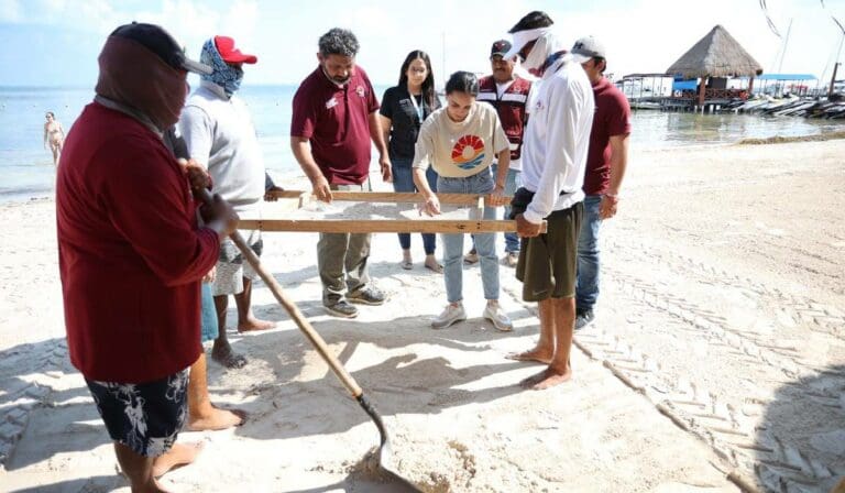 Intenso mantenimiento de las playas públicas en Cancún