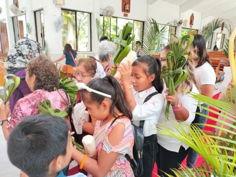 Atiborran feligreses iglesias de Cancún en Domingo de Ramos