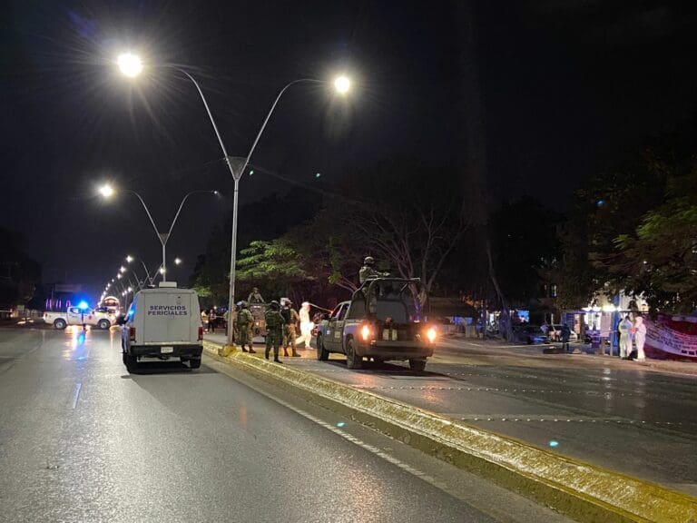Dejan tres cabezas frente a guarnición militar de Cancún