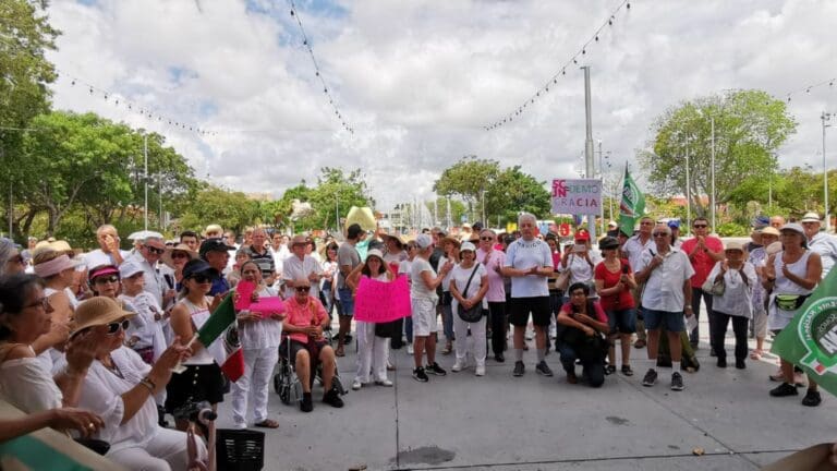 Más de 100 personas salieron a las calles de Cancún a manifestarse a favor del Podr Judicial y de su presidenta.