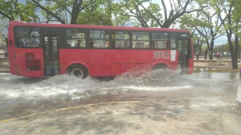 Fuertes lluvias sorprenden a la gente de Cancún y dejan inundadas varias calles del centro