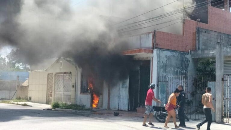 Incendian de forma intencional un bar en Cancún