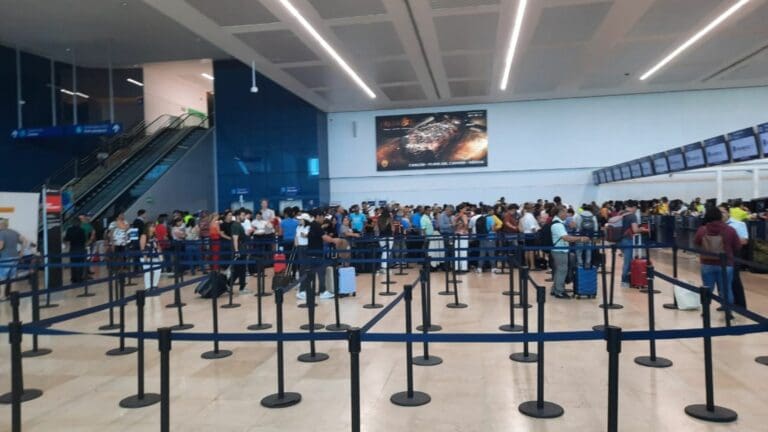 El Aeropuerto Internacional de Cancún canceló 20 vuelos debido a la ceniza que continúa emanando del volcán.