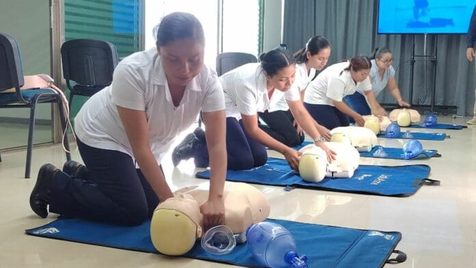 Gobierno capacita al personal de salud en reanimación cardiopulmonar