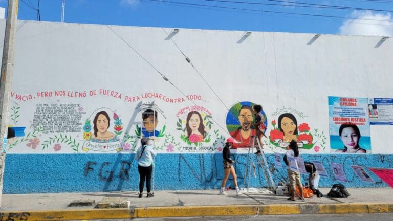 Concluyen mural con rostros de desaparecidos; hablan de posible recompensa por esposa de taquero