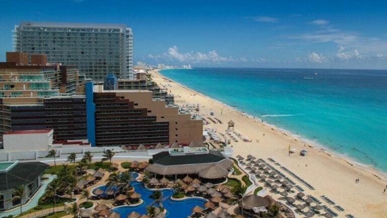 Alza del peso afecta a hoteles de Cancún, pese a ello esperan llegar a 75% de ocupación en mayo