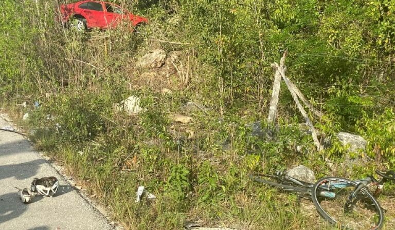 Arrolla automovilista a dos ciclistas en la avenida Guayacán de Cancún; uno muere