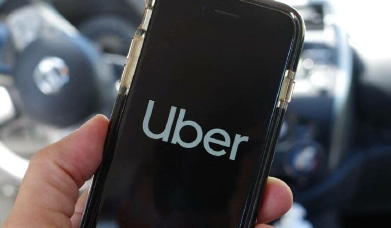Socios conductores de Uber denuncian que taxistas se estám infiltrando en la plataforma y que la ley podría ser impugnada.