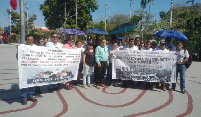 Maestros protestaron a las afuera del Ayuntamiento de Benito Juárez. Exigen su base y que su lideresa sindical no continúe en el cargo.