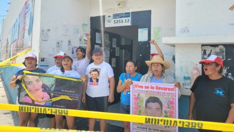 Bloquean Madres Buscadoras Fiscalía; exigen avances en sus casos y piden se investigue a Montes de Oca