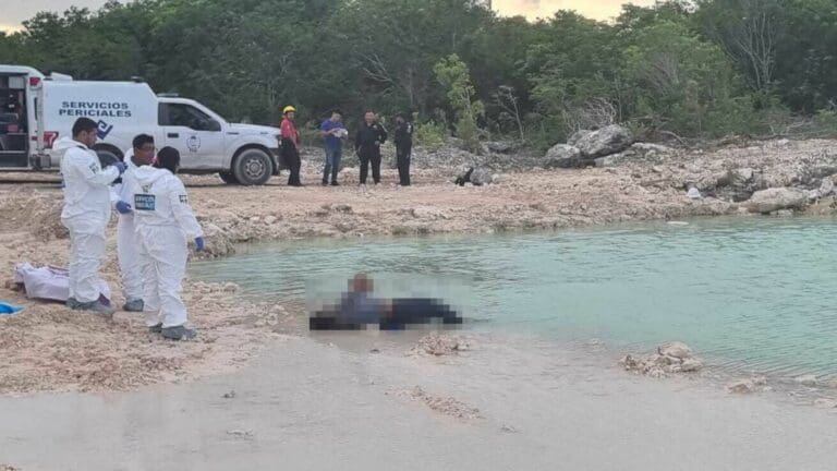 Muere conductor de camión góndola al volcarse en laguna artificial