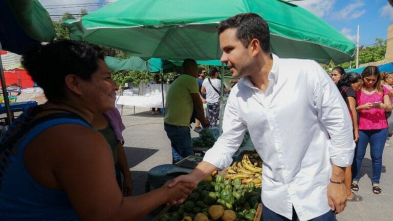 Cercano, trabaja Pablo Bustamante con la familia tianguista de Cancún