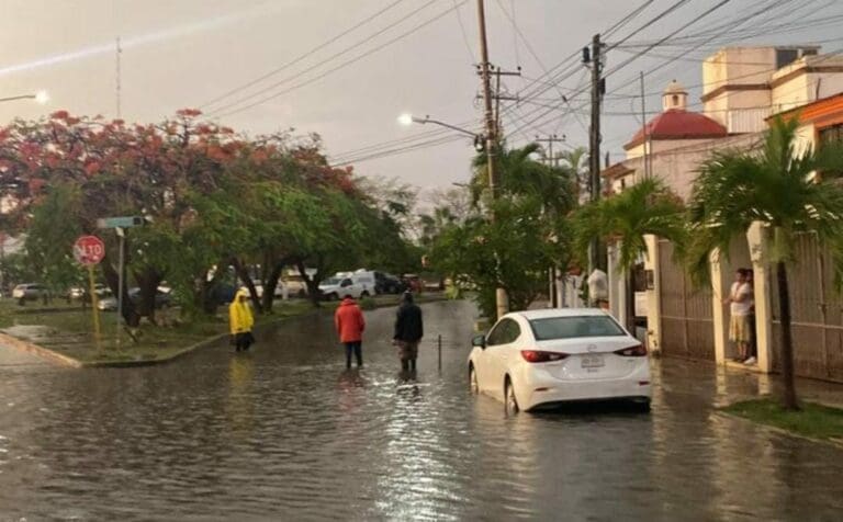 Este miércoles se registraron fuertes lluvias de nueva cuenta en Cancún. Se acumularon hasta 52 milímetros de agua.