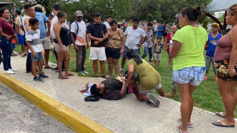 Hieren de bala a tres mujeres y un hombre en el tianguis de la Región 232 de Cancún; hay un detenido