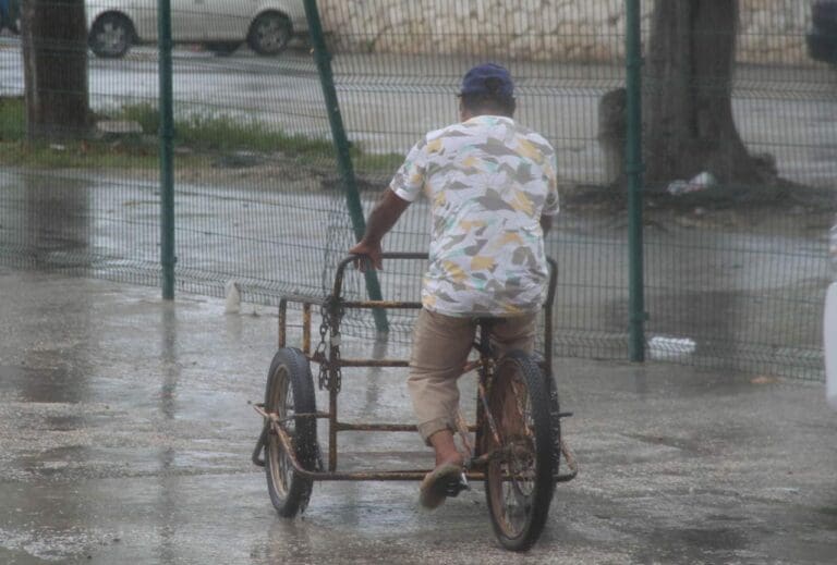 Fuertes lluvias y hasta posible actividad eléctrica se espera para este lunes en gran parte del estado de Quintana Roo. Tome sus precauciones.