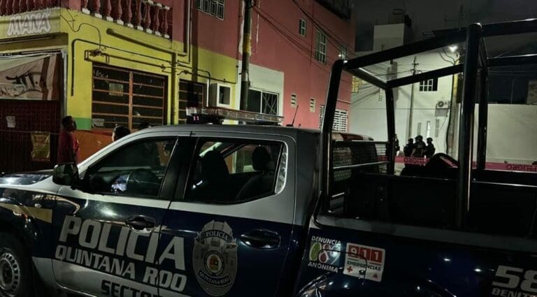 Unos sujetos armados a bordo de una motocicleta atacaron la vivienda de un comunicador en la 248 de Cancún. No hubo lesionados.
